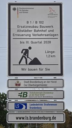 Dieses Bauschild gibt nun die zeitliche Richtung vor.