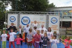 Familiensportfest auf der Regattastrecke – Oberbürgermeisterin Dr. Dietlind Tiemann (Mitte) und Sportstaatssekretär Burkhard Jungkamp (links) bei der Erwärmung