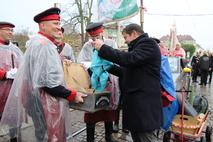 OB Scheller spendet den Inhalt der Stadtkasse.
