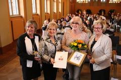 Gleichstellungsbeauftragte Kornelia Köppe, Oberbürgermeisterin Dr. Dietlind Tiemann, Preisträgerin Annegret Kofke und Frauenpreisstifterin Dr. Margrit Spielmann (v.l.n.r.)