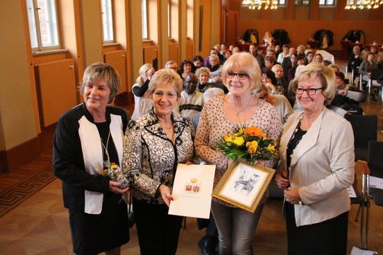 Gleichstellungsbeauftragte Kornelia Köppe, Oberbürgermeisterin Dr. Dietlind Tiemann, Preisträgerin Annegret Kofke und Frauenpreisstifterin Dr. Margrit Spielmann (v.l.n.r.)