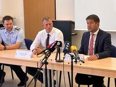 Pressekonferenz – am Tisch 3 Personen hinter Mikro