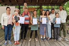 Oberbürgermeister Steffen Scheller und Amtsleiterin Kirstin Ohme mit den Preisträgern des städtischen Umweltpreises 2025.