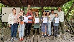 Oberbürgermeister Steffen Scheller und Amtsleiterin Kirstin Ohme mit den Preisträgern des städtischen Umweltpreises 2025.