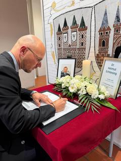 Oberbürgermeister Daniel Keip schrieb als einer der Ersten ins Kondolenzbuch für Helmut Schliesing.