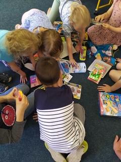 Kinder spielen mit Büchern.