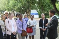 Bürgermeister Steffen Scheller begrüßt die Botschafterinnen in Brandenburg an der Havel