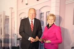 Klaus Deschner überreicht symbolisch den Schlüssel an Dr. Dietlind Tiemann