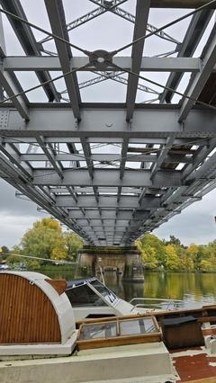 Noch ist der Blick durch die Plauer Brücke frei. Spätestens ab dem ersten Quartal 2026 soll sie begehbar sein.