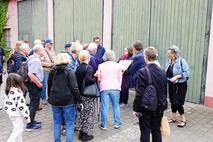 Auf dem Parkplatz erläutert Anja Grothe den Standort des Pavillons, vor dem am 27. Juli 1933 die Bücher in Brand gesetzt wurden.