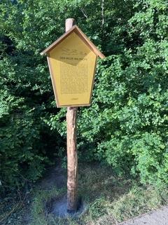 Eine Tafel am Eingang des Humbolthains infomiert über die Entstehung und Geschichte des Mopses.
