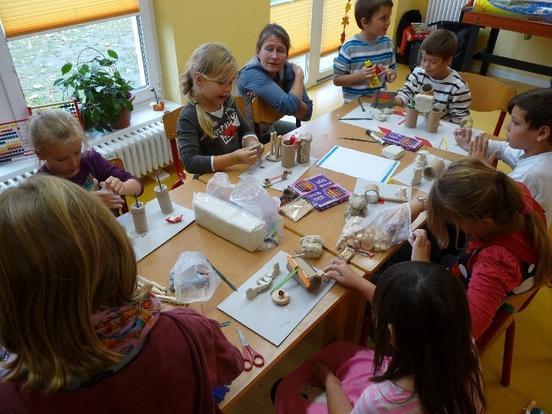 Konzentriert arbeiten die Kinder vom Hort "Max und Moriz" bei ihrem Workshop.