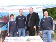 LKV-Präsident und Org.-Team-Mitarbeiter am Infostand