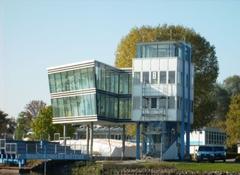 Mit viel Glas setzt der neue Zielturm ein deutliches Zeichen.