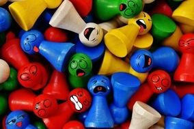 viele bunte Spielsteine