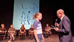 Auch Dr. Klaus-Peter Tiemann (RFT kabel Brandenburg GmbH) zählte zu den Preispaten und überreichte den Sonderpreis an Carl Handorf.