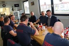 Steffen Scheller im Gespräch mit Kameraden.