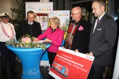 Dr. Dietlind Tiemann unterschreibt gemeinsam mit Renado Kropp von der DB Regio den Kooperationsvertrag im Beisein von Erhard Skupch und MBS Vorstand Andreas Schulz