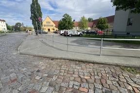 neuer Gehweg im Kreuzungsbereich Berner Straße