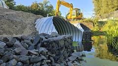 Die ertüchtigte Planebrücke nimmt Formen an. Die Plane fließt nun durch zwei 15 Meter lange 15 Meter lange Fertigteile aus feuerverzinktem Wellblech.