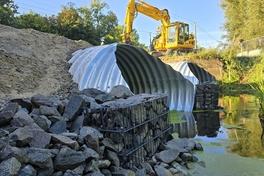 Die ertüchtigte Planebrücke nimmt Formen an. Die Plane fließt nun durch zwei 15 Meter lange 15 Meter lange Fertigteile aus feuerverzinktem Wellblech.
