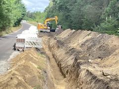 Für die Wasserleitung werden Gräben ausgehoben