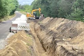 Für die Wasserleitung werden Gräben ausgehoben