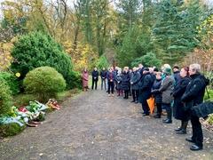Bürger sowie Vertreter aus Politik, Verwaltung und Wirtschaft fanden sich zur Kranzniederlegung auf der Kriegsgräberstätte auf dem Marienberg ein