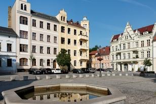 Ein Springbrunnen mit Wohngebäuden im Hintergrund