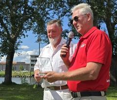 Landes-Kanu-Verbands-Präsident Andreas Zimmer beim Gratulieren.