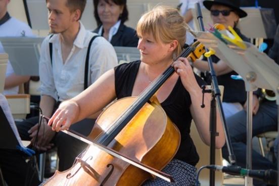 Auch Violoncello kann ausprobiert werden (Foto: Kati Punstein beim Sommerfest der Musikschule 2018) 