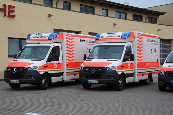 Drei neue Einsatzfahrzeuge im Corporate Design für den Rettungsdienst der Stadt