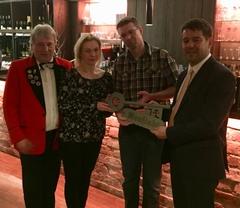 Das Prinzenpaar der 50. Saison des KCH Ihre Lieblichkeit Nadin I. & Seine Tollität André L. sowie Hans-Günter Koch, Präsident des KCH, geben den Schlüssel der Neustadt an Oberbürgermeister Steffen Scheller zurück.