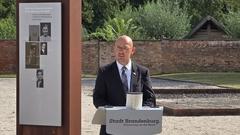 Oberbürgermeister Daniel Keip mahnte in seiner Rede: "Ausgrenzung beginnt selten mit Gewalt. Sie beginnt mit Worten und Vorurteilen."