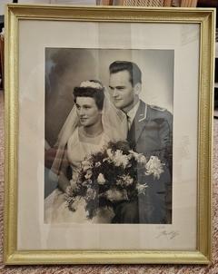 Ein großes Bild vom Hochzeitstag 1959 steht stets auf einem kleinen Wohnzimmertisch.