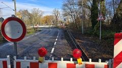 Der Fahrrad-Schutzstreifend vor dem Bahnübergang an der Plane.