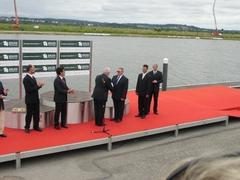 Klaus-Dieter Preuß nimmt die EM-Fahne aus den Händen von ECA-Präsident Sir Albert Woods entgegen.