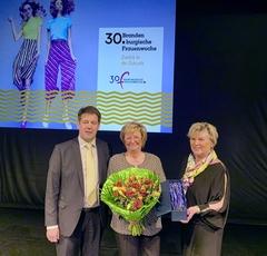 Schirmherrin und Preisstifterin Dr. Margrit Spielmann erhält den „Ehrenpreis des Oberbürgermeisters – 30 Jahre Frauenwoche“.