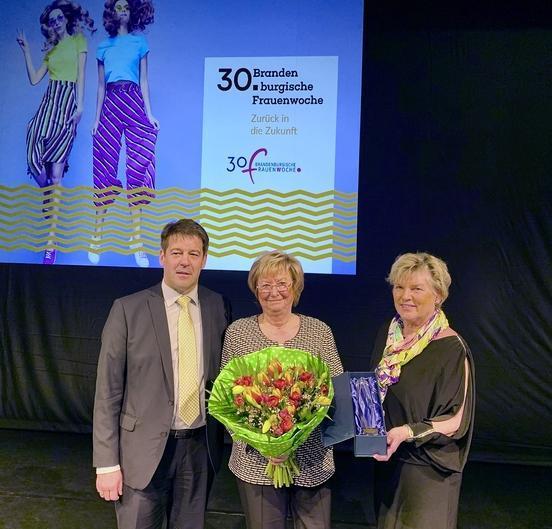 Schirmherrin und Preisstifterin Dr. Margrit Spielmann erhält den „Ehrenpreis des Oberbürgermeisters - 30 Jahre Frauenwoche“.