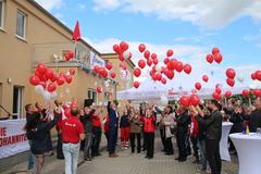 Die chinesische Delegation mit Oberbürgermeisterin Dietlind Tiemann vor dem Rathaus