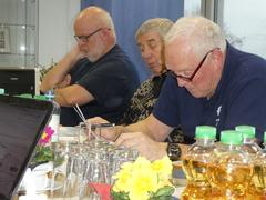 Studium der Unterlagen ICF-Delegationsleiter Frank Garner (rechts) und seine Kollegen studieren die vorgelegten Unterlagen.