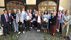 Gruppenbild aller neuen Azubis und Studierenden mit Stadtchef und Verwaltungsteam.