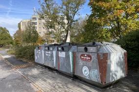 Die Glascontainer wurden zum Standplatz in der Willibald-Alexis-Straße/ Ecke Sophienstraße umgesetzt.