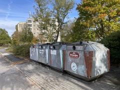 Die Glascontainer wurden zum Standplatz in der Willibald-Alexis-Straße/ Ecke Sophienstraße umgesetzt.