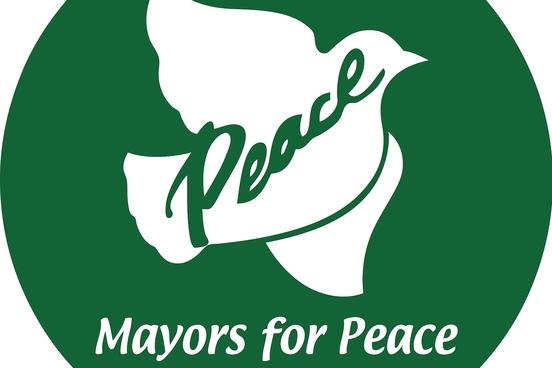 Flagge für "Mayors for Peace" wird gehisst