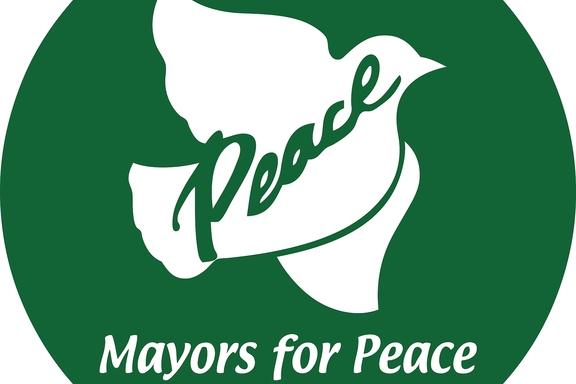 Flagge für "Mayors for Peace" wird gehisst