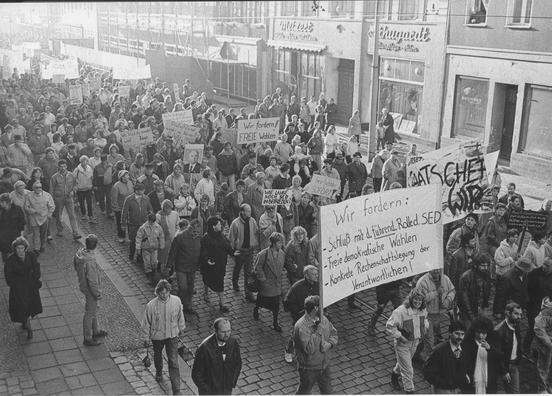 Am 12. November 1989 gingen die Brandenburgerinnen und Brandenburger auf die Straße, um für Reformen in der DDR zu protestieren (Foto: Stadtmuseum Brandenburg an der Havel)