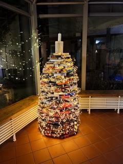 Ein Bücherweihnachtsbaum mit Lichterkette