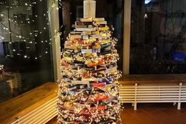 Ein Bücherweihnachtsbaum mit Lichterkette