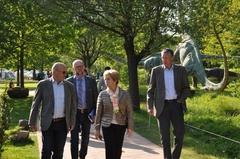 Rundgang über die Gartenschau Kaiserslautern (v.l.n.r. Walfried Weber (Lebenshilfe Kaiserslautern), Matthias Pietschmann (Lebenhilfe Brandenburg), Dr. Dietlind Tiemann (Oberbürgermeisterin Dr. Dietlind Tiemann), Peter Kiefer (Beigeordneter der Stadt Kaiserslautern)